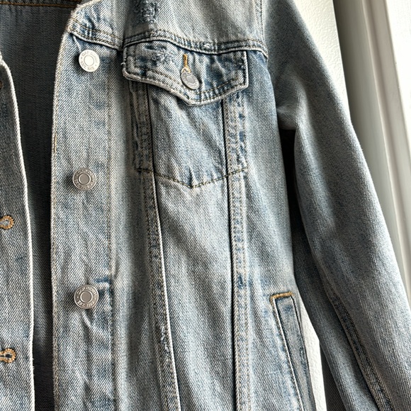 Excellent condition light-wash Gap jean jacket - Picture 3 of 4